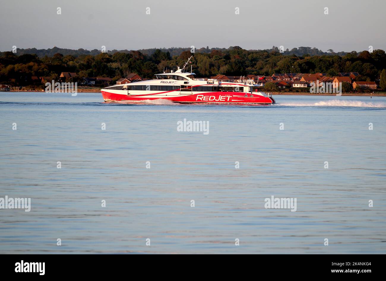 Le catamaran Red Jet 6 part le long de Southampton Water. Le service à grande vitesse exploité par Red Funnel fait le passage à Cowes en 28 minutes. Banque D'Images