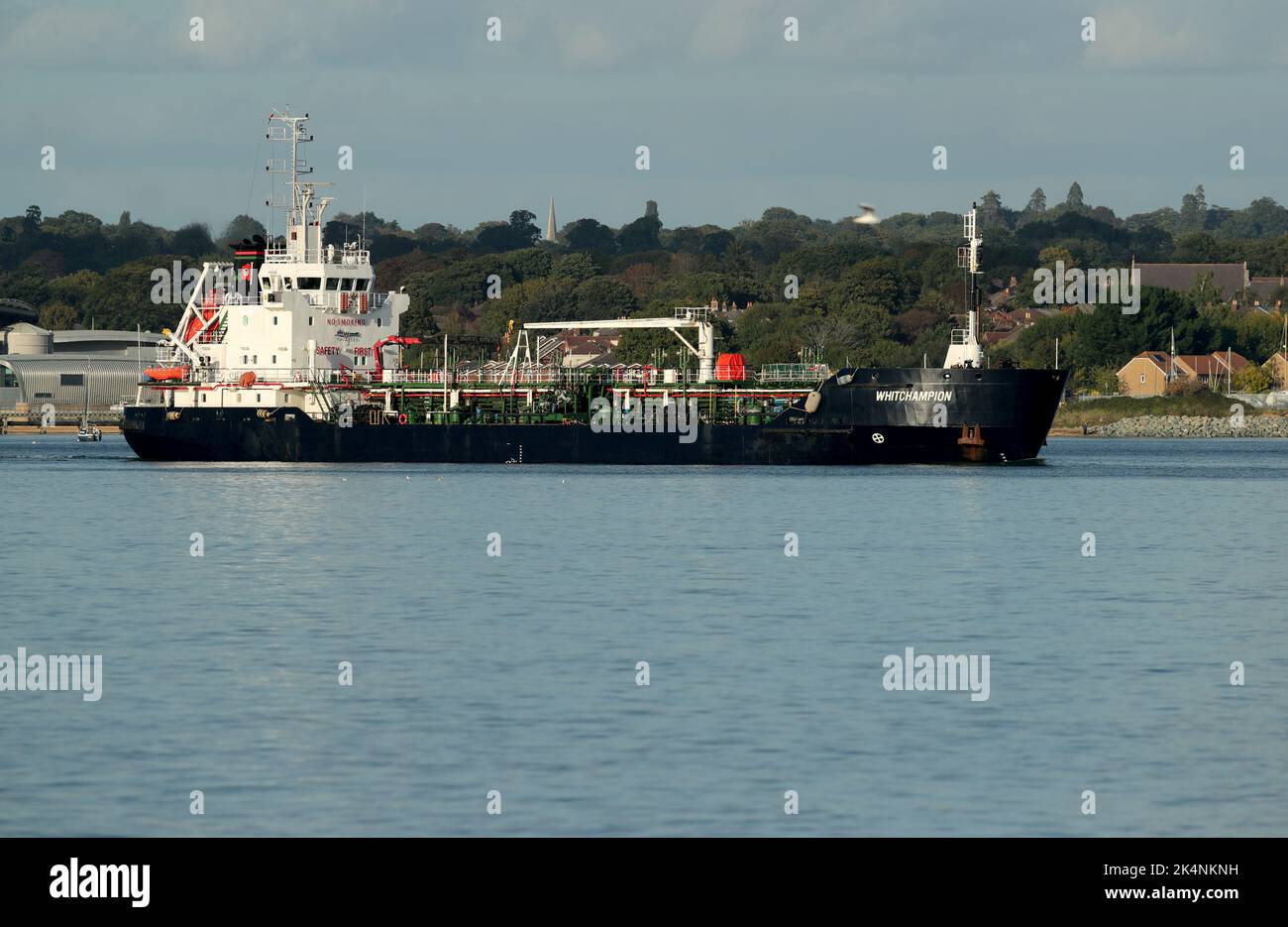 Whitchampion Oil Products Tanker voyage le long de Southampton Water. Banque D'Images