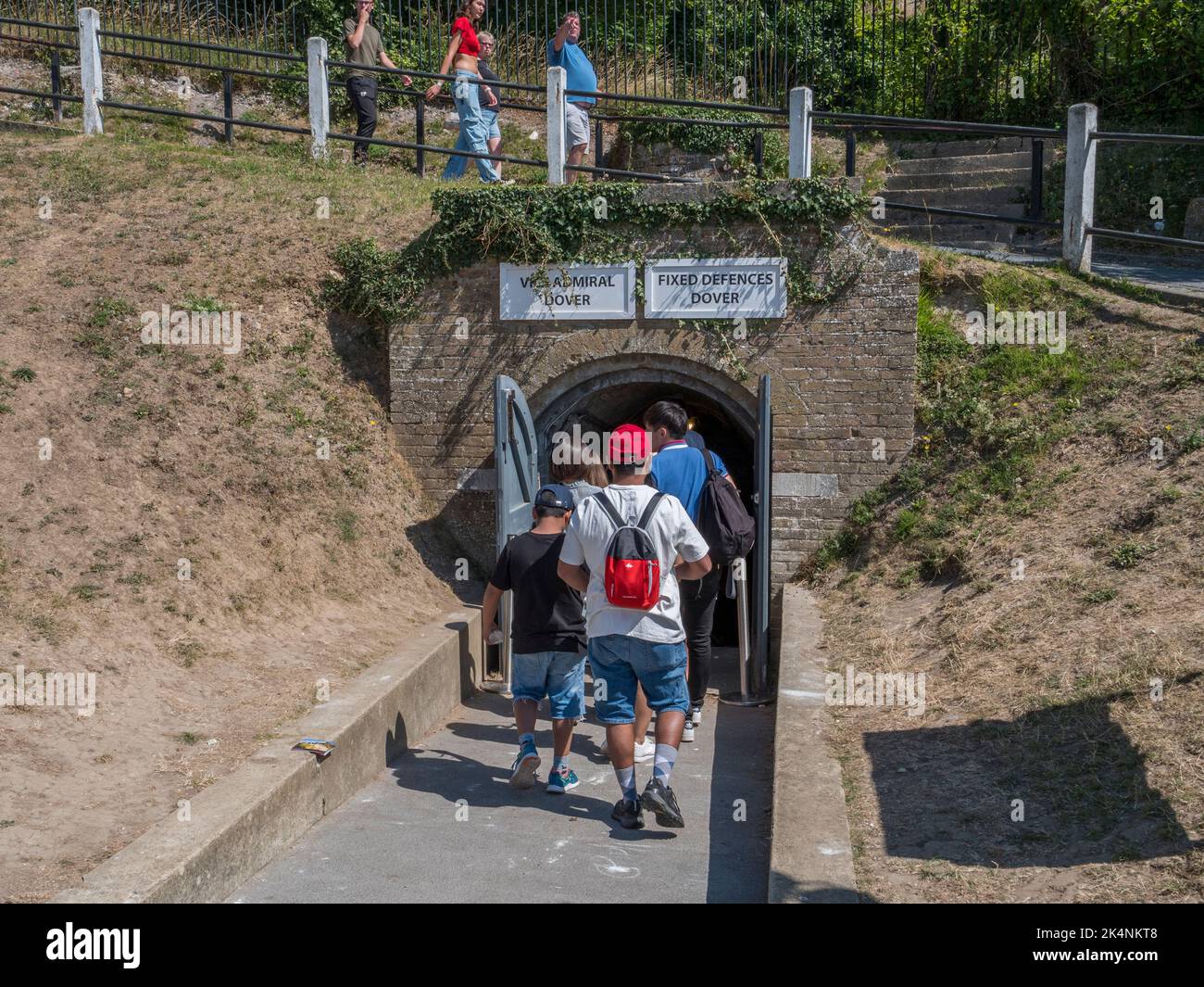 Visiteurs entrant dans les tunnels du château de Douvres, qui abrite l'exposition opération Dynamo : sauvetage de Dunkerque, château de Douvres, Kent, Royaume-Uni. Banque D'Images