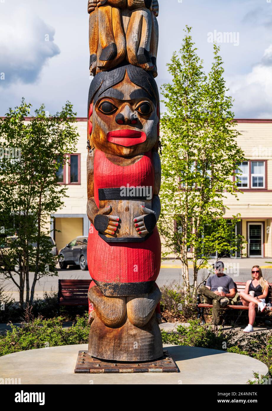 Pôle totem de la première nation dans le parc de la ville; Whitehorse; capitale des Territoires du Yukon; Canada Banque D'Images