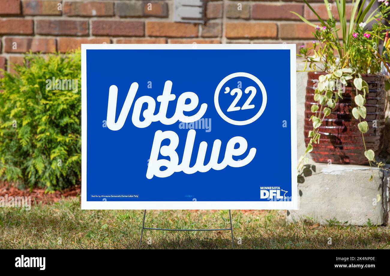 Un vote américain Blue 22 DFL démocratique yard signe pour les élections de mi-mandat de 2022 à Minneapolis, Minnesota Banque D'Images