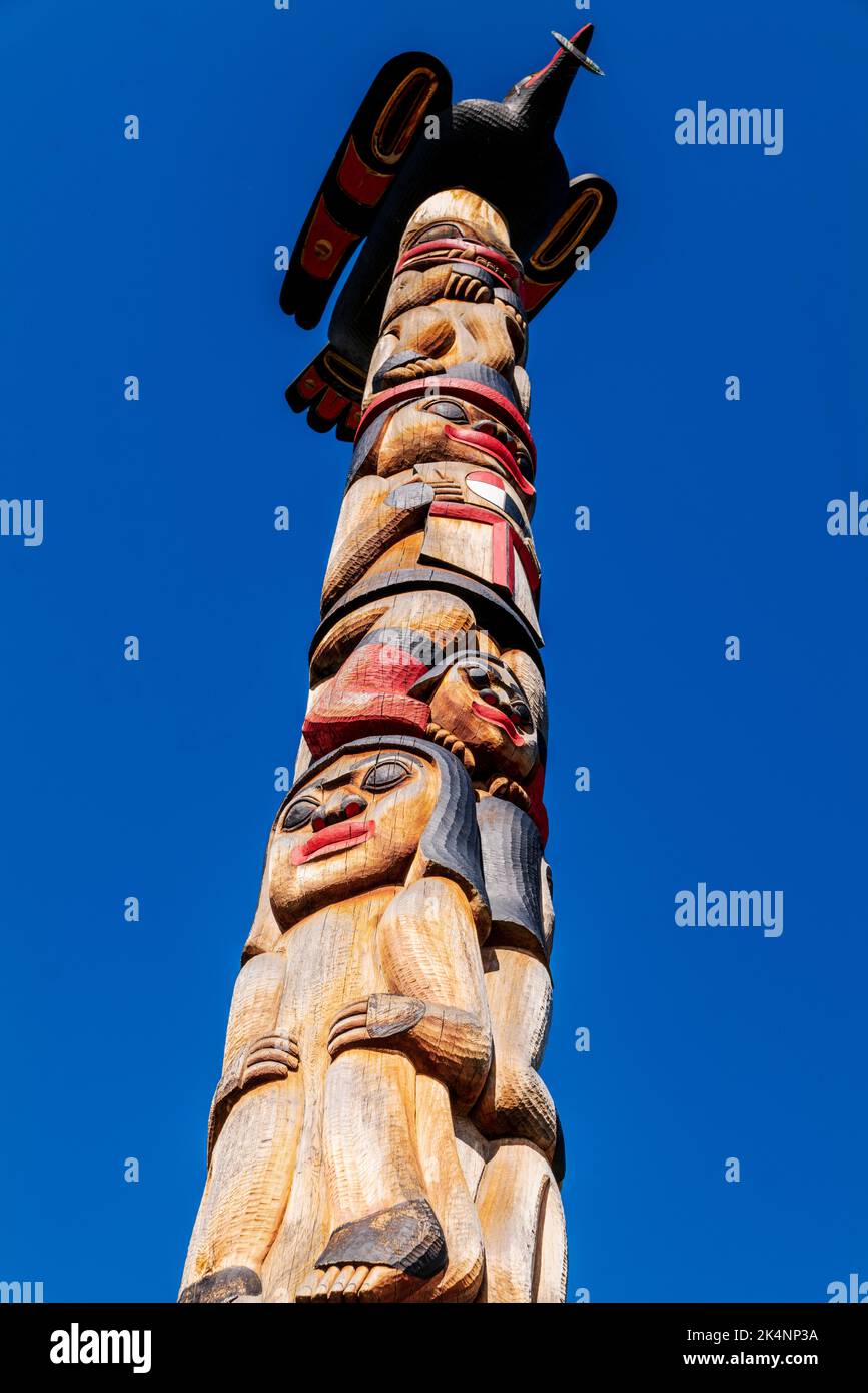 Pôle totem de la première nation dans le parc de la ville; Whitehorse; capitale des Territoires du Yukon; Canada Banque D'Images