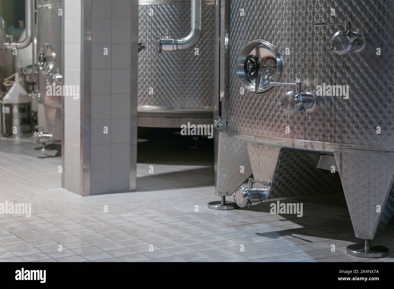 Cave à vin moderne avec de nouveaux grands réservoirs en inox pour la fermentation. Banque D'Images