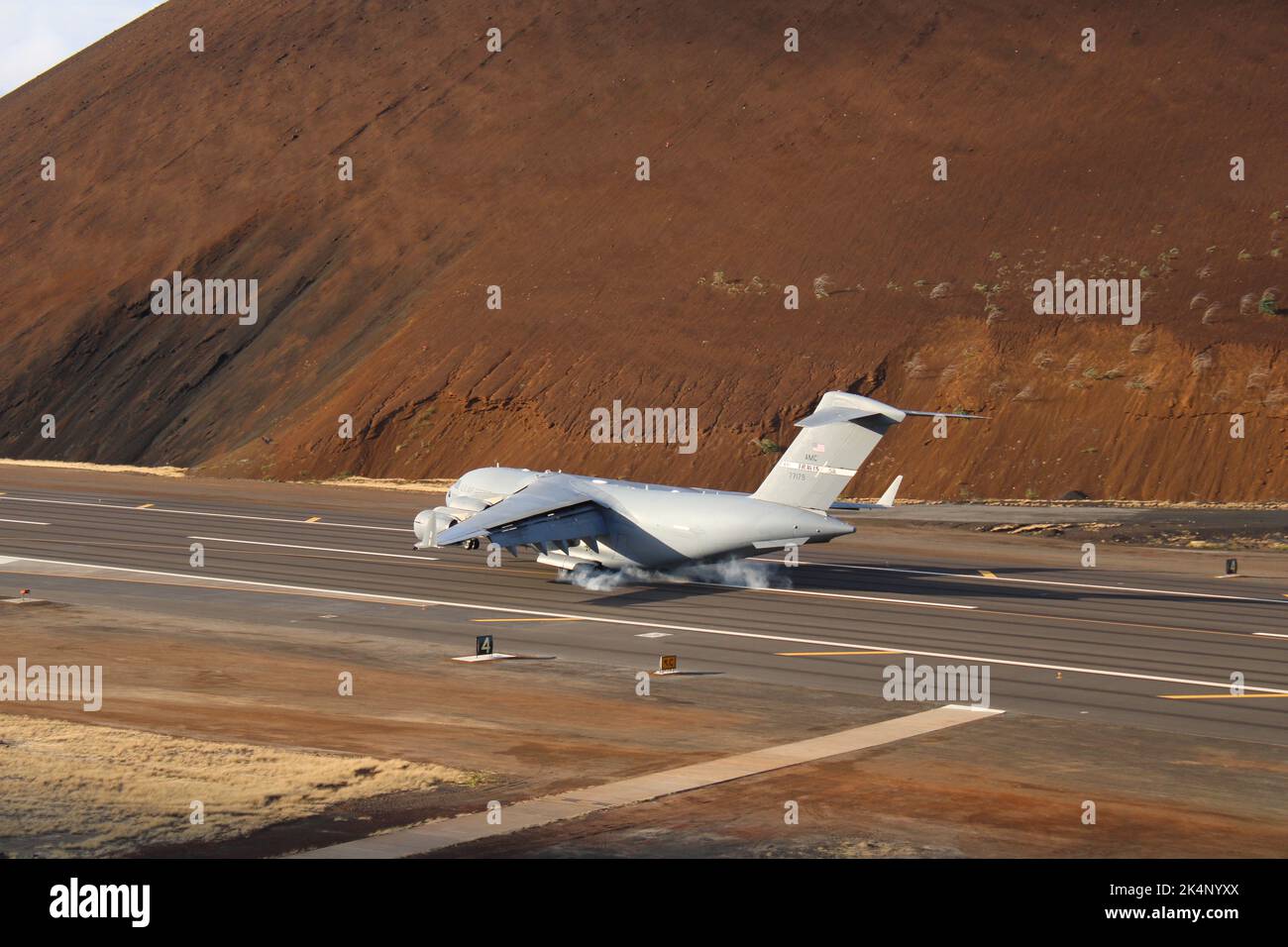Un C-17 Globemaster atterrit sur la piste est nouvellement achevée sur l'île Ascension le 31 août 2022. Après l'achèvement de la première moitié de la piste, le Centre du génie civil de la Force aérienne se prépare à commencer ses travaux sur la piste ouest dans les semaines à venir. (É.-U. Photo de la Force aérienne) Banque D'Images
