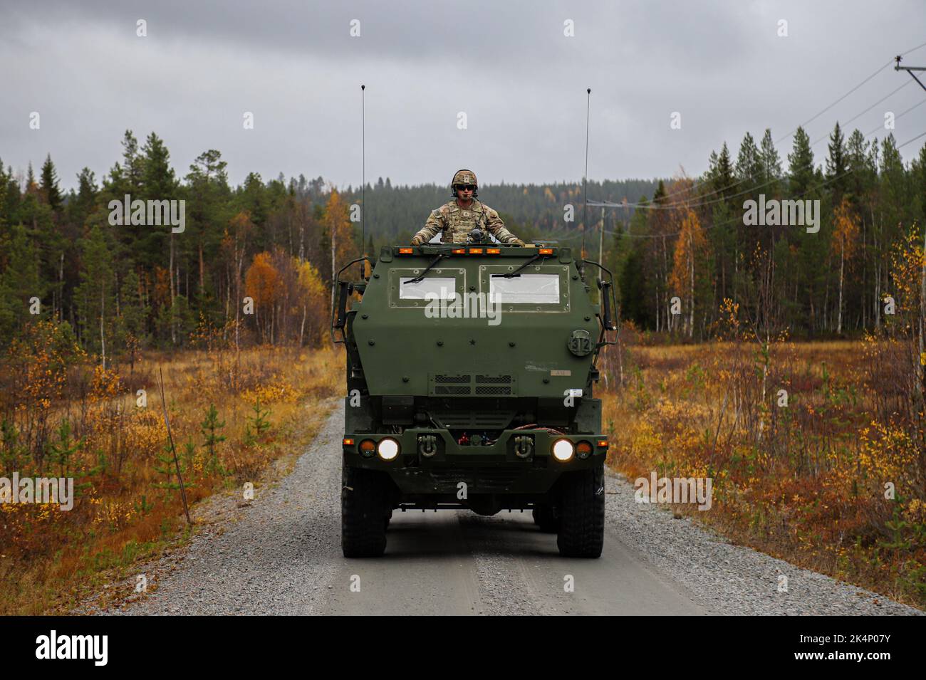 Un système de fusée d'artillerie de grande mobilité de l'armée américaine M142, du 3rd Bataillon, 321 Régiment d'artillerie de campagne, attaché à la 41st Brigade d'artillerie de campagne, se déplace au lieu d'entraînement du terrain d'essai de Vidsel, en Suède, en tant que sergent d'état-major de l'armée américaine. Cody Prine, chef de section de HIMARS, assure la sécurité visuelle du conducteur pendant la grève nordique 22, le 27 septembre 2022. L'armée américaine en Europe et en Afrique possède la capacité organique d'intégrer rapidement ces feux de précision à longue portée, avec les pays partenaires, pendant les exercices, comme Nordic Strike 22, et un conflit potentiel pour livrer des feux communs évolutifs en soutien à l'U.S. A. Banque D'Images