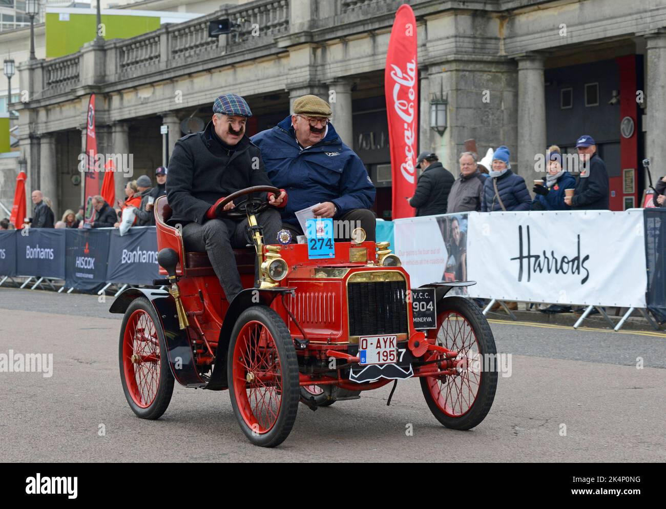 Les concurrents arrivent à l'arrivée sur la route de Madiera à Brighton après avoir terminé la course de voiture de vétéran au départ de Londres. Banque D'Images