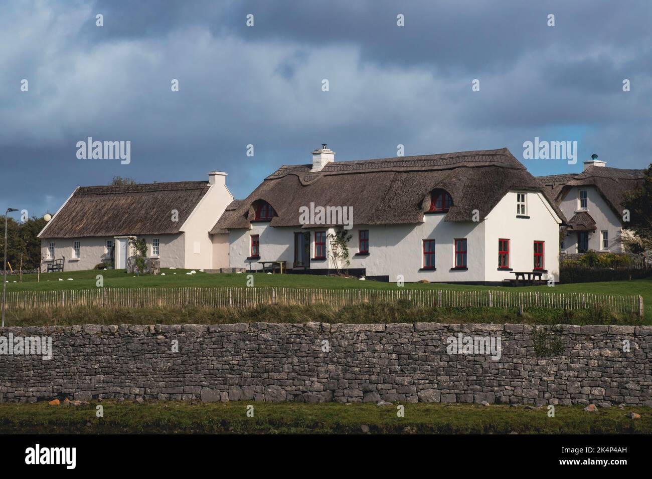 Ballyvaughan, IRLANDE - 1 OCTOBRE 2022 : belle maison d'été typique et jolie sur la côte irlandaise. Banque D'Images