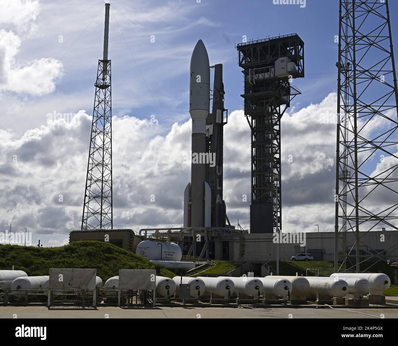 L'Alliance United Launch prépare sa fusée Atlas V pour propulser deux  satellites pour ses du Luxembourg à partir du complexe 41 à la station de  la Force spatiale du Cap Canaveral, en