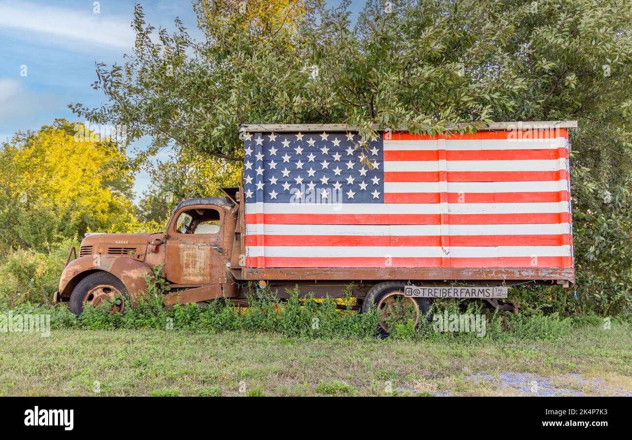 Ramassage à l'ancien esquiver avec un grand drapeau américain Banque D'Images