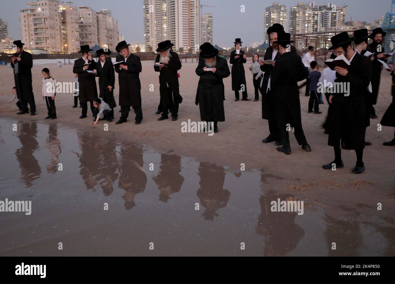 Ashdod, Israël. 3rd octobre 2022. Les Juifs ultra-orthodoxes exécutent le rituel Tashlich sur les rives de la mer Méditerranée à Ashdod, Israël, le 3 octobre 2022. Tashlich est un rituel au cours duquel les croyants jettent leurs péchés dans l'eau et le poisson, et il est exécuté avant le jour juif des Expiations, ou Yom Kippour. Credit: Gil Cohen Magen/Xinhua/Alay Live News Banque D'Images