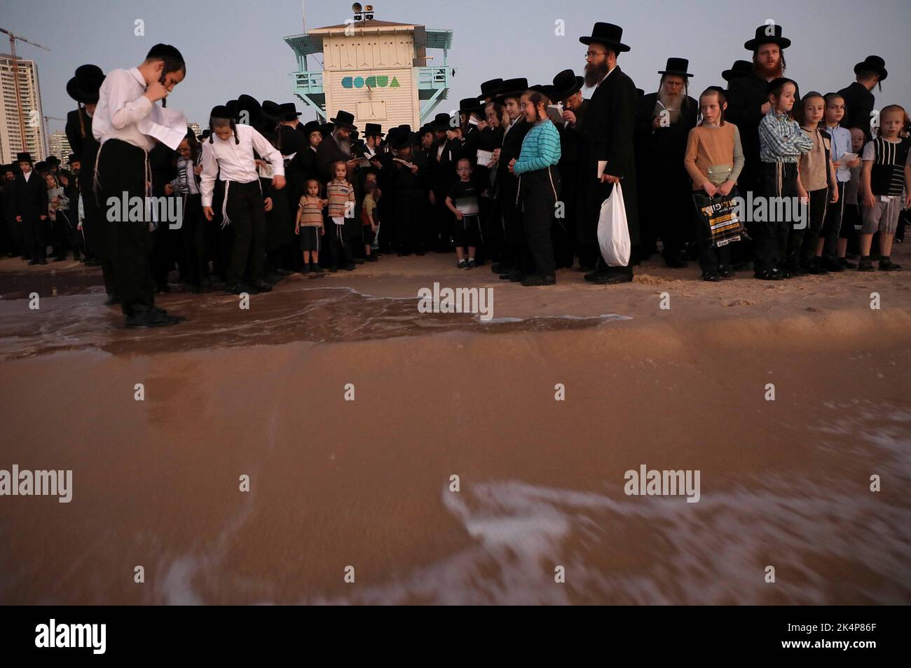 Ashdod, Israël. 3rd octobre 2022. Les Juifs ultra-orthodoxes exécutent le rituel Tashlich sur les rives de la mer Méditerranée à Ashdod, Israël, le 3 octobre 2022. Tashlich est un rituel au cours duquel les croyants jettent leurs péchés dans l'eau et le poisson, et il est exécuté avant le jour juif des Expiations, ou Yom Kippour. Credit: Gil Cohen Magen/Xinhua/Alay Live News Banque D'Images