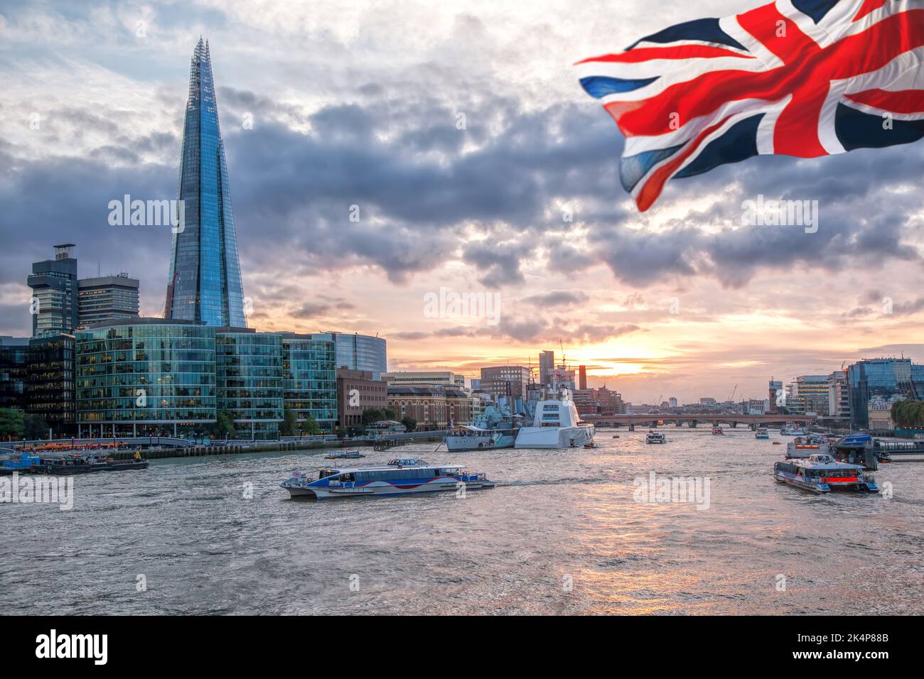 Vue depuis Tower Bridge contre la Tamise avec bateau touristique à Londres, Angleterre, Royaume-Uni Banque D'Images