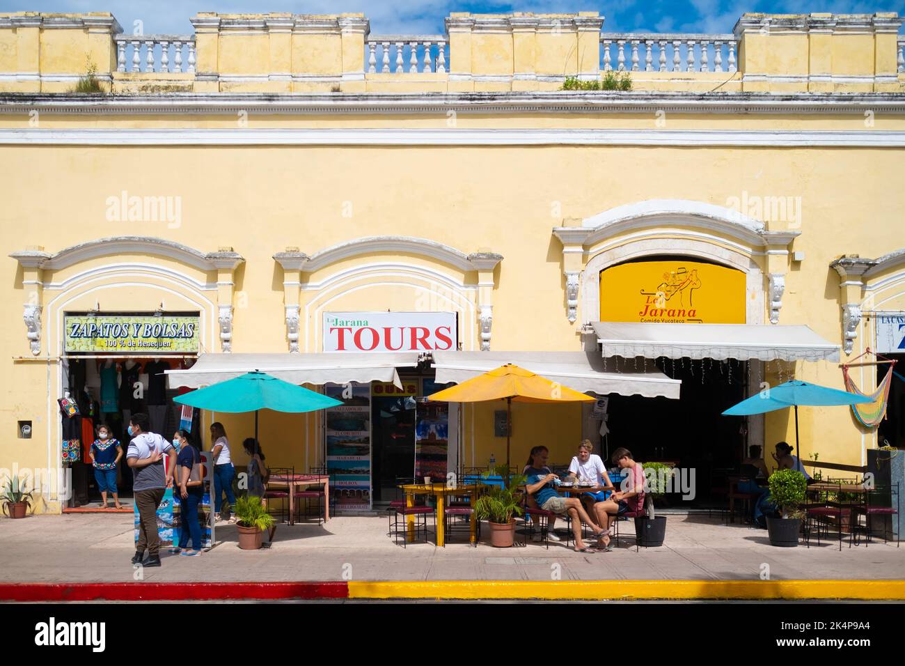 Restaurants et entreprises locales dans le centre historique de la ville de Merida au Mexique Banque D'Images