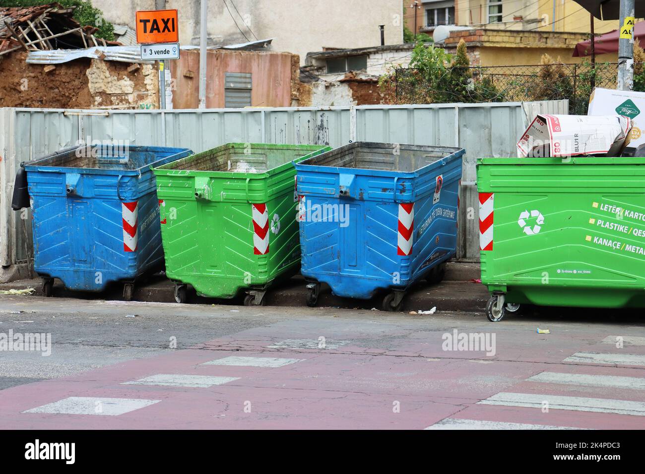 Tirana, Albanie - 1 septembre 2022: Tri des déchets à Tirana, Albanie. Conteneurs à ordures verts et bleus dans les rues de Tirana, en Albanie. Coloré Banque D'Images