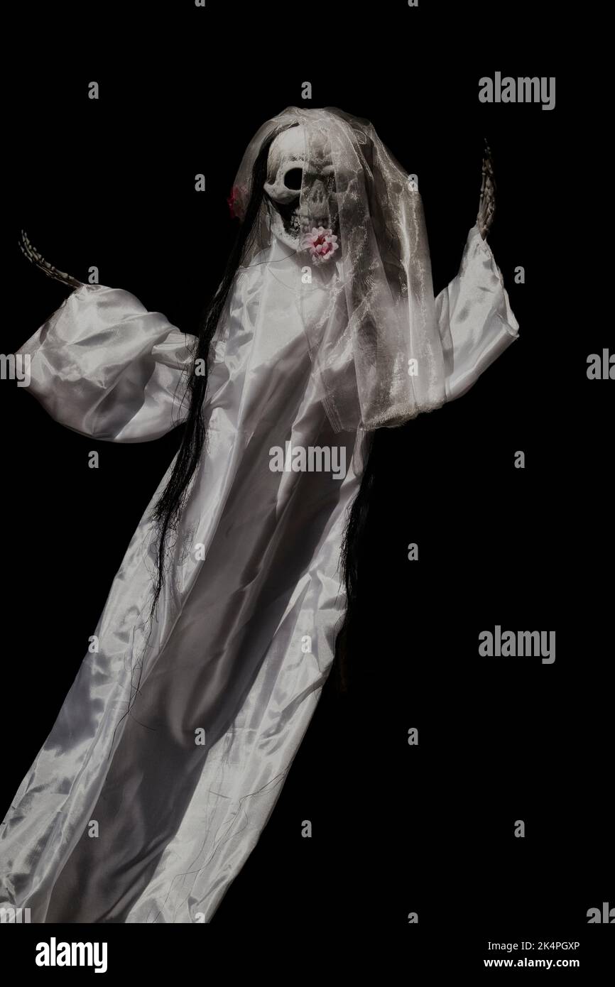 Squelette Ghoul flottant dans le milieu de l'air portant une robe blanche Banque D'Images
