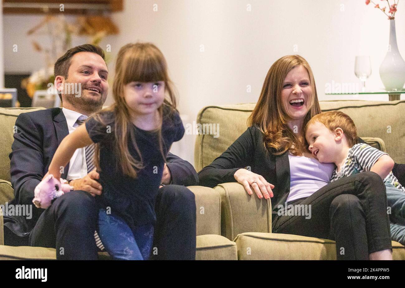 Le chef du Parti québécois, Paul St-Pierre Plamondon, passe du temps avec sa femme Alexandra Tremblay et ses enfants, Laurette et Maurice, pendant la nuit électorale à Boucherville, Québec, lundi, 3 octobre 2022. LA PRESSE CANADIENNE/Evan Buhler Banque D'Images