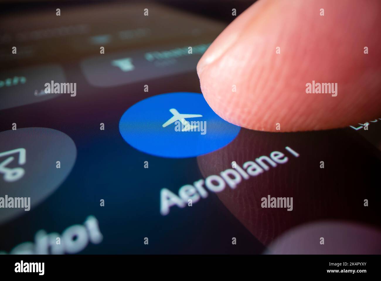 Vue rapprochée du passage du smartphone au mode avion, prise avec un objectif à sonde macro Banque D'Images