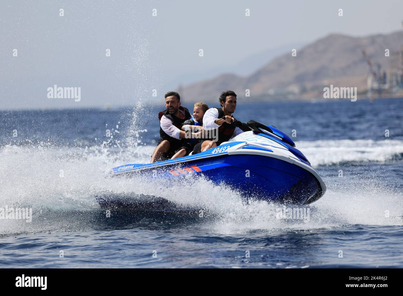 Eilat, Israël - 27 septembre 2022, Jet ski en vacances d'été. Temps libre sur l'eau. Repos actif par jour d'été. Jet ski et eau Banque D'Images