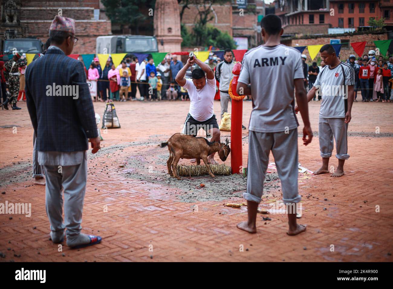 Népal. 4th octobre 2022. Le personnel de l'armée népalaise sacrifie une chèvre à l'occasion de Maha Navami, neuvième jour du festival Dashain sur la place Bhaktapur Durbar mardi. Un culte spécial est offert à la déesse Durga en scarifiant les chèvres billy, les canards, les pigeons et les buffles-HE dans divers temples de la déesse, marquant le dernier jour de Navratri. (Image de crédit : © Amit Machamasi/ZUMA Press Wire) Banque D'Images