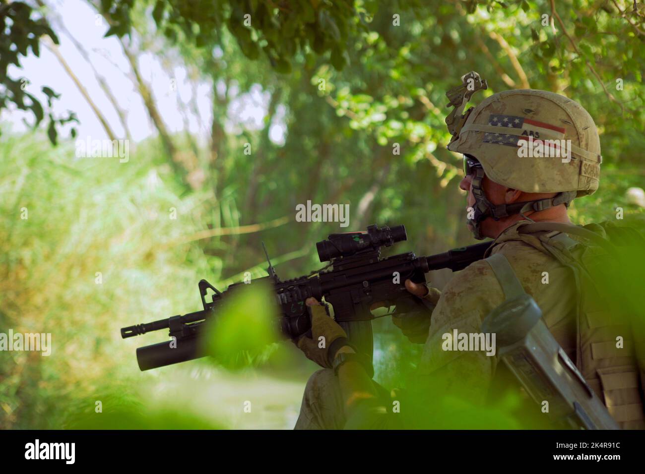 PROVINCE DE HELMAND, AFGHANISTAN - 27 juillet 2009 - Cpl. Du corps des Marines des États-Unis Ryan Schuhmacher avec la compagnie Fox, 2nd Bataillon, 8th Marine Regiment marcher dans un f Banque D'Images