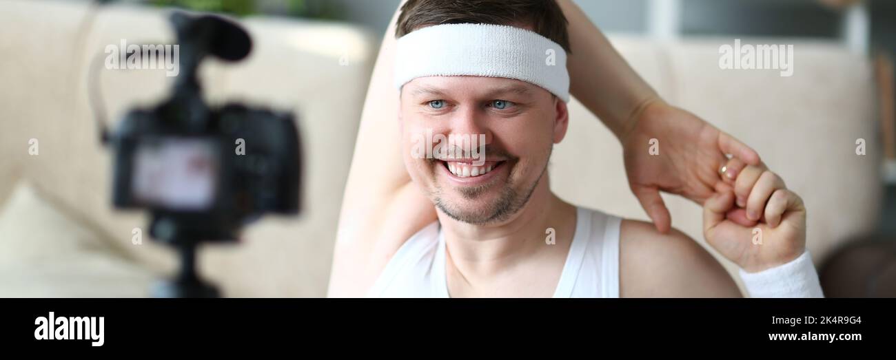 Homme souriant faisant des exercices de sport à la caméra Banque D'Images