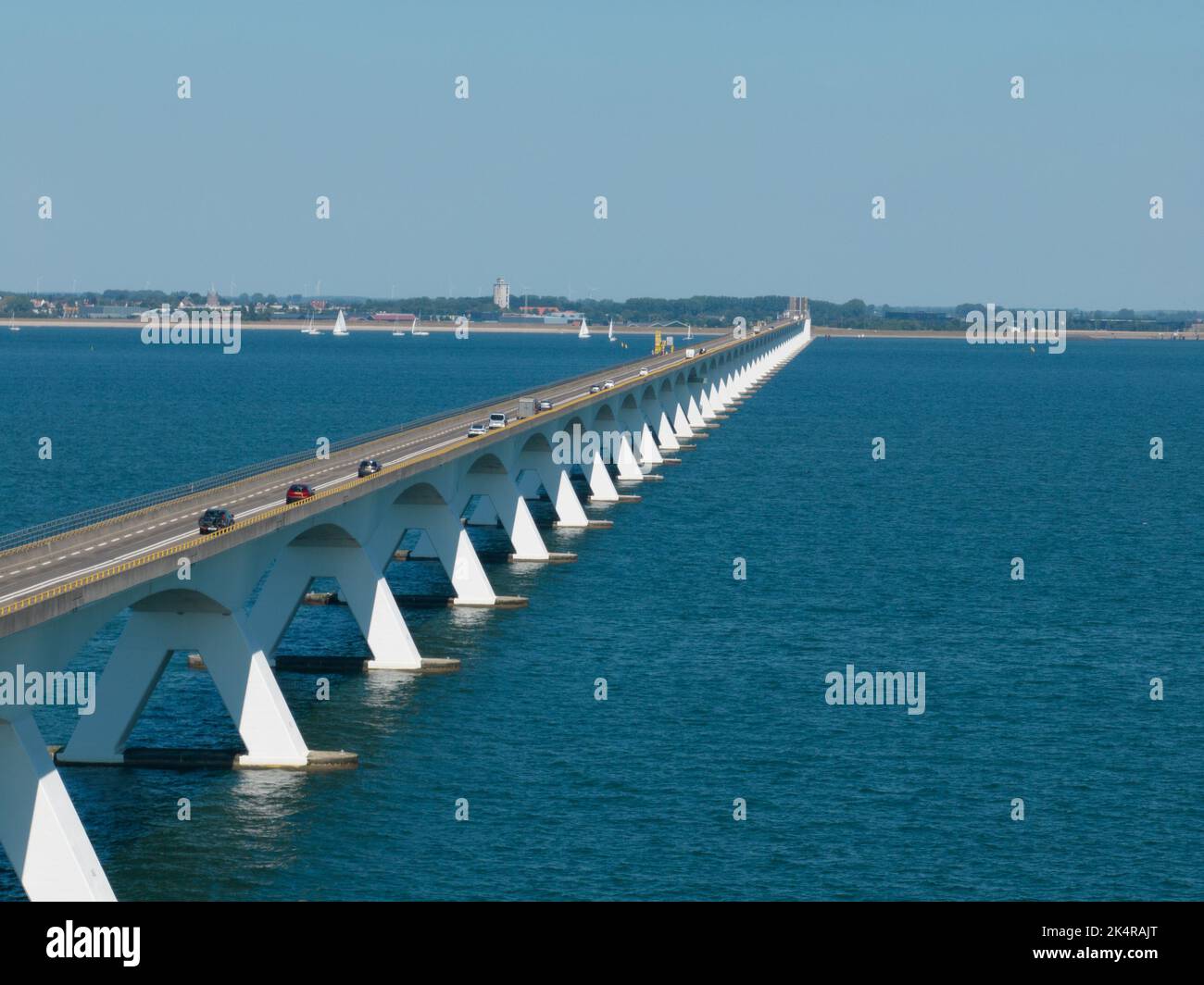 Pont de Zeelandbridge à l'infini dans la vue aérienne de drone de distance. Partie de Delta fonctionne. Infrastructure néerlandaise holland Zeeland. Livraison du transport Banque D'Images
