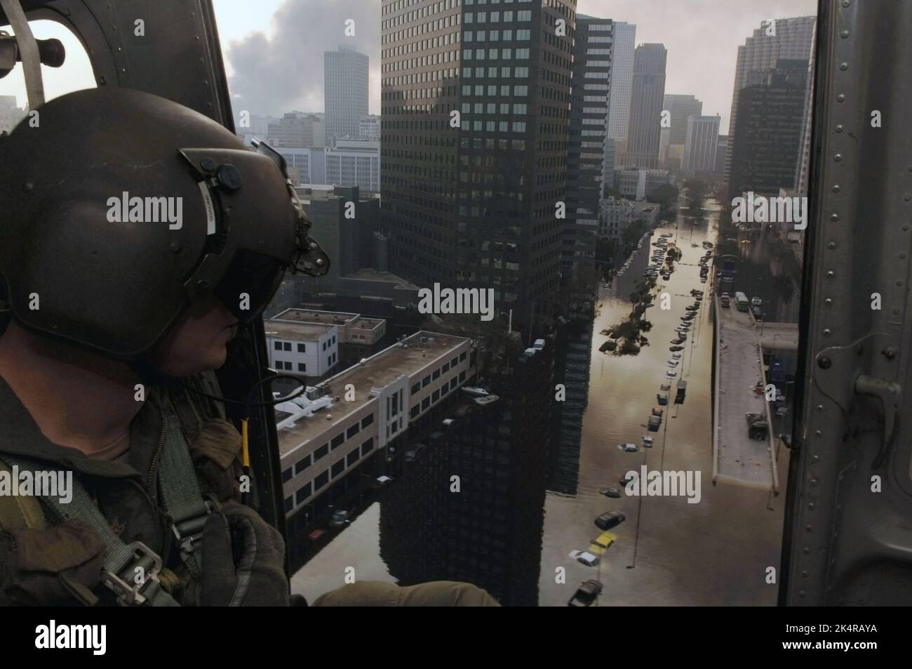 NEW ORLEANS, États-Unis - 03 septembre 2005 - Un membre de l'équipage de la Garde nationale de l'armée américaine des « Dustoffs cajun » regarde un hélicoptère américain UH-60 Black Hawk Banque D'Images