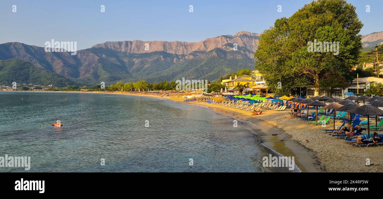 Thassos, Grèce - 19 août 2022: Panorama avec la plage d'Or (Skala Potamia) pendant une matinée ensoleillée d'été. Banque D'Images