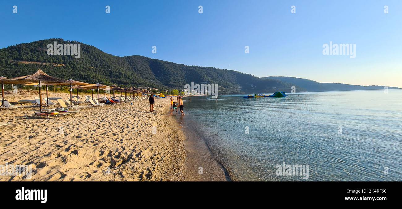 Thassos, Grèce - 19 août 2022: Panorama avec la plage d'Or (Skala Potamia) pendant une matinée ensoleillée d'été. Banque D'Images