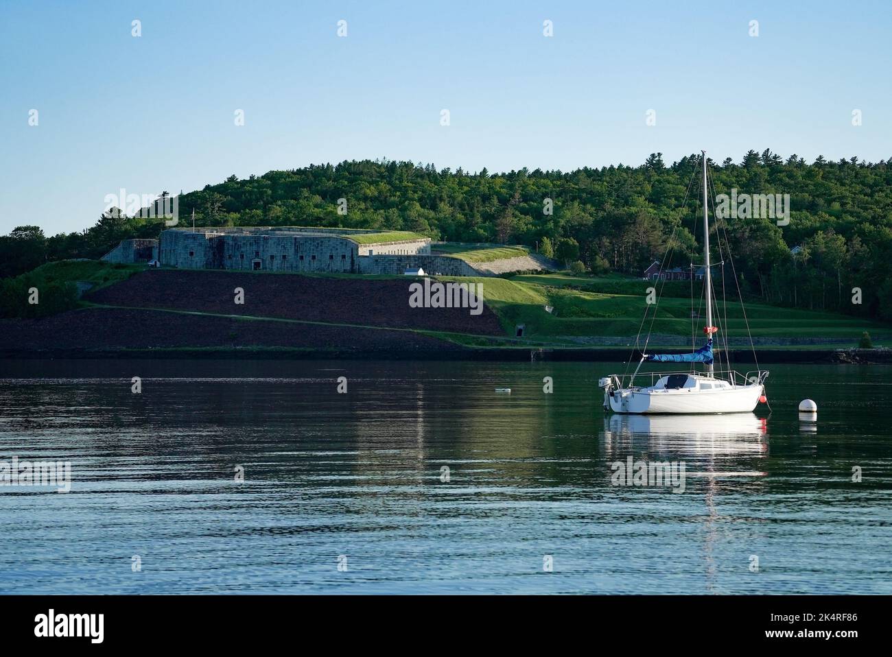 Un bateau naviguant dans la rivière Penobscot en face du parc national de fort KNOX, Prospect, Maine Banque D'Images