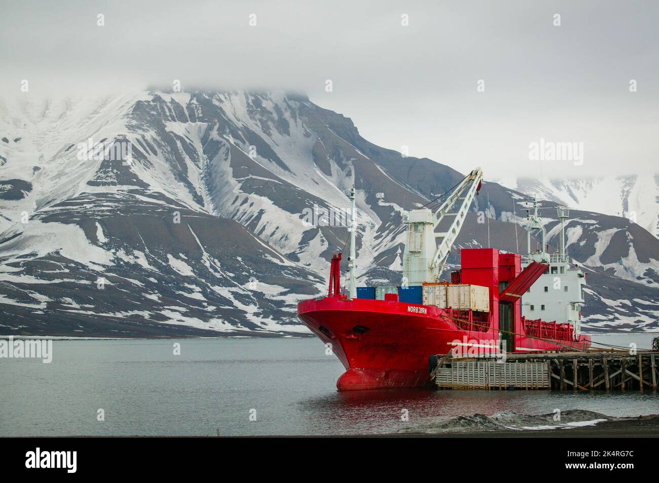 Le navire de transport Norbjørn dans le port de Longyearbyen, Spitsbergen, Svalbard, Norvège. Mai 2006. Banque D'Images