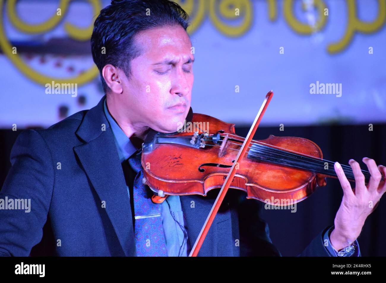 Homme jouant de violon montrant des émotions et des expressions Banque D'Images