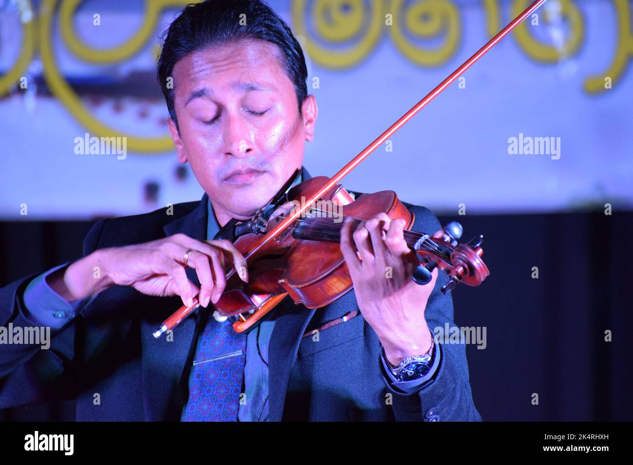 Homme jouant de violon montrant des émotions et des expressions Banque D'Images