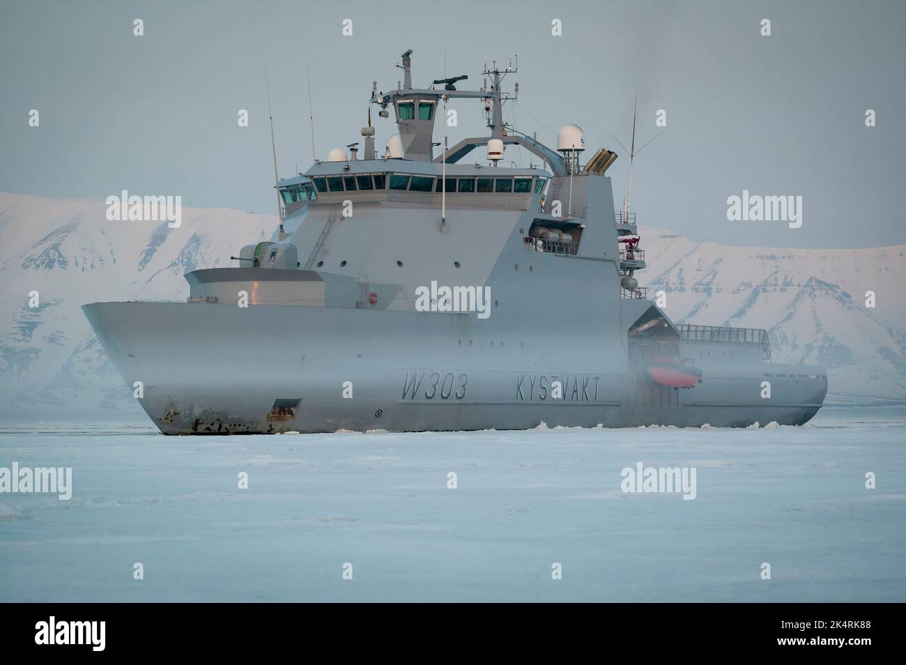 Le navire militaire, KV Svalbard, de la Garde côtière norvégienne, dans la glace à Billefjorden, Spitsbergen, Svalbard, Norvège. Banque D'Images