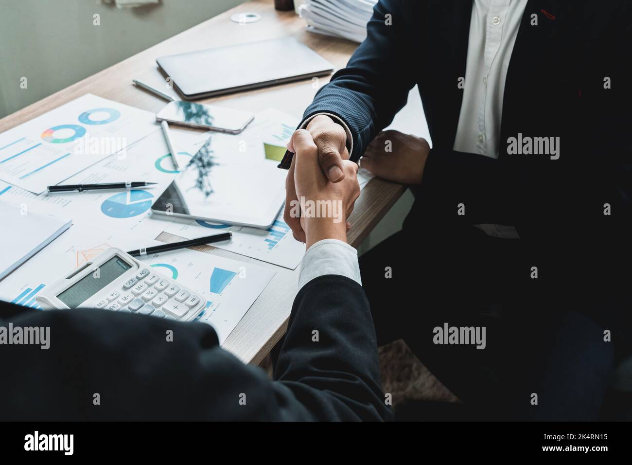 Poignée de main d'homme d'affaires pour le travail d'équipe de fusion et d'acquisition d'entreprise, négociation réussie, deux hommes d'affaires serrer la main avec le partenaire pour célébrer Banque D'Images