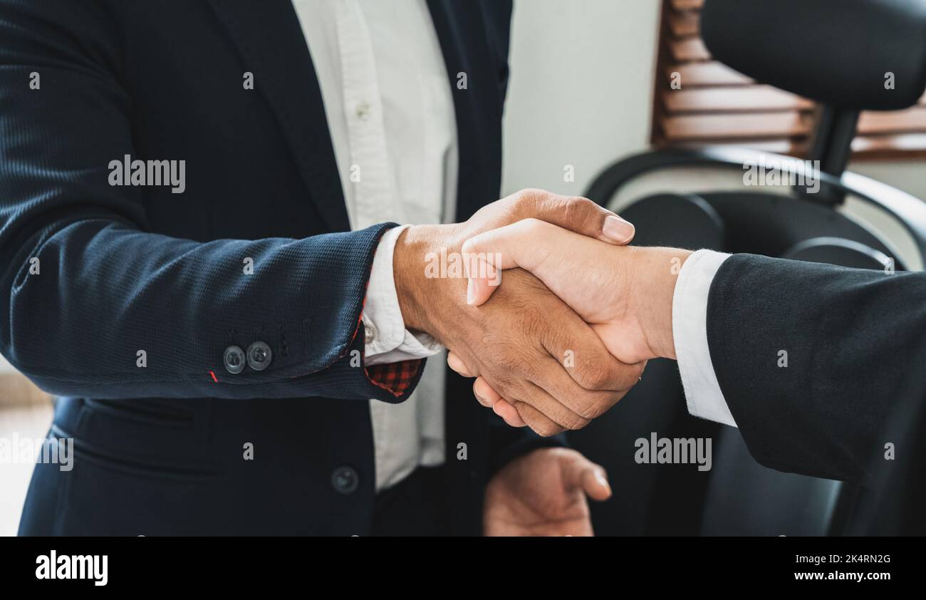 Poignée de main d'homme d'affaires pour le travail d'équipe de fusion et d'acquisition d'entreprise, négociation réussie, deux hommes d'affaires serrer la main avec le partenaire pour célébrer Banque D'Images