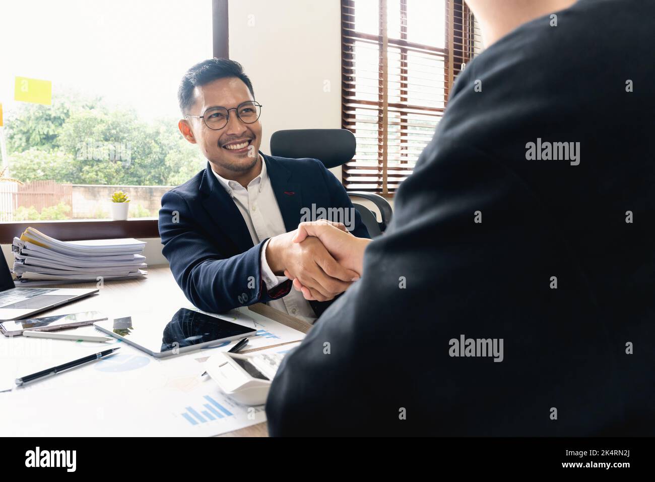 Poignée de main d'homme d'affaires pour le travail d'équipe de fusion et d'acquisition d'entreprise, négociation réussie, deux hommes d'affaires serrer la main avec le partenaire pour célébrer Banque D'Images
