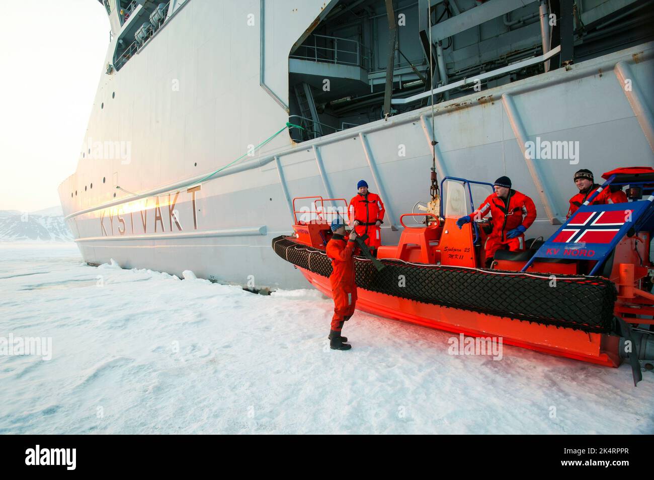 Le navire militaire, KV Svalbard, de la Garde côtière norvégienne, dans la glace à Billefjorden, Spitsbergen, Svalbard, Norvège. Banque D'Images