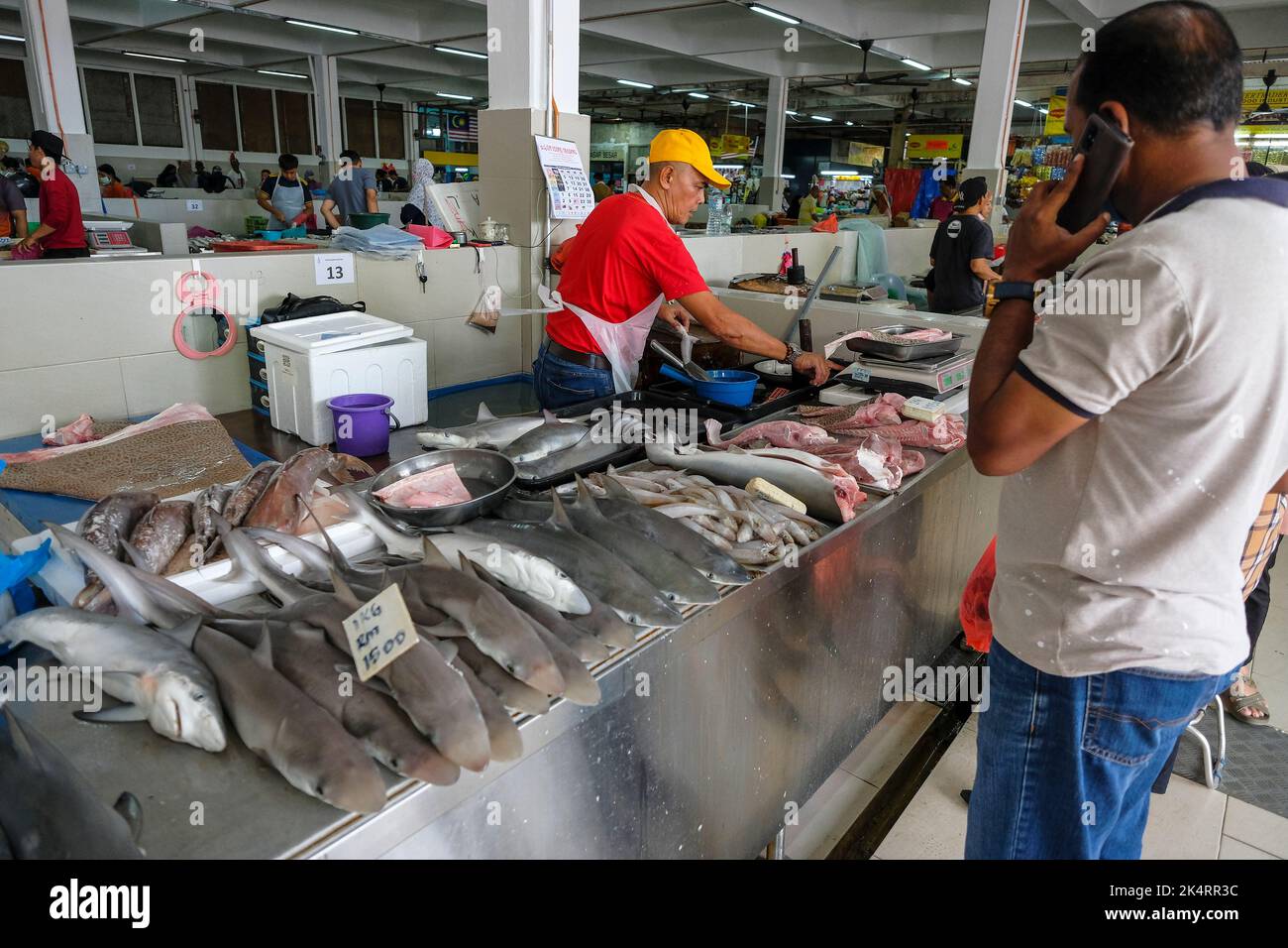 Kuantan, Malaisie - septembre 2022 : détail d'une cale de poisson sur le marché de Kuantan sur 25 septembre 2022 à Kuantan, Malaisie. Banque D'Images