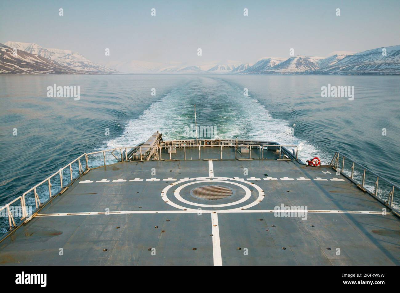 Vue depuis le navire DE la Garde côtière norvégienne KV Svalbard vers la côte et les montagnes enneigées à côté d'Adventfjorden, Spitsbergen, Svalbard, Norvège. Banque D'Images
