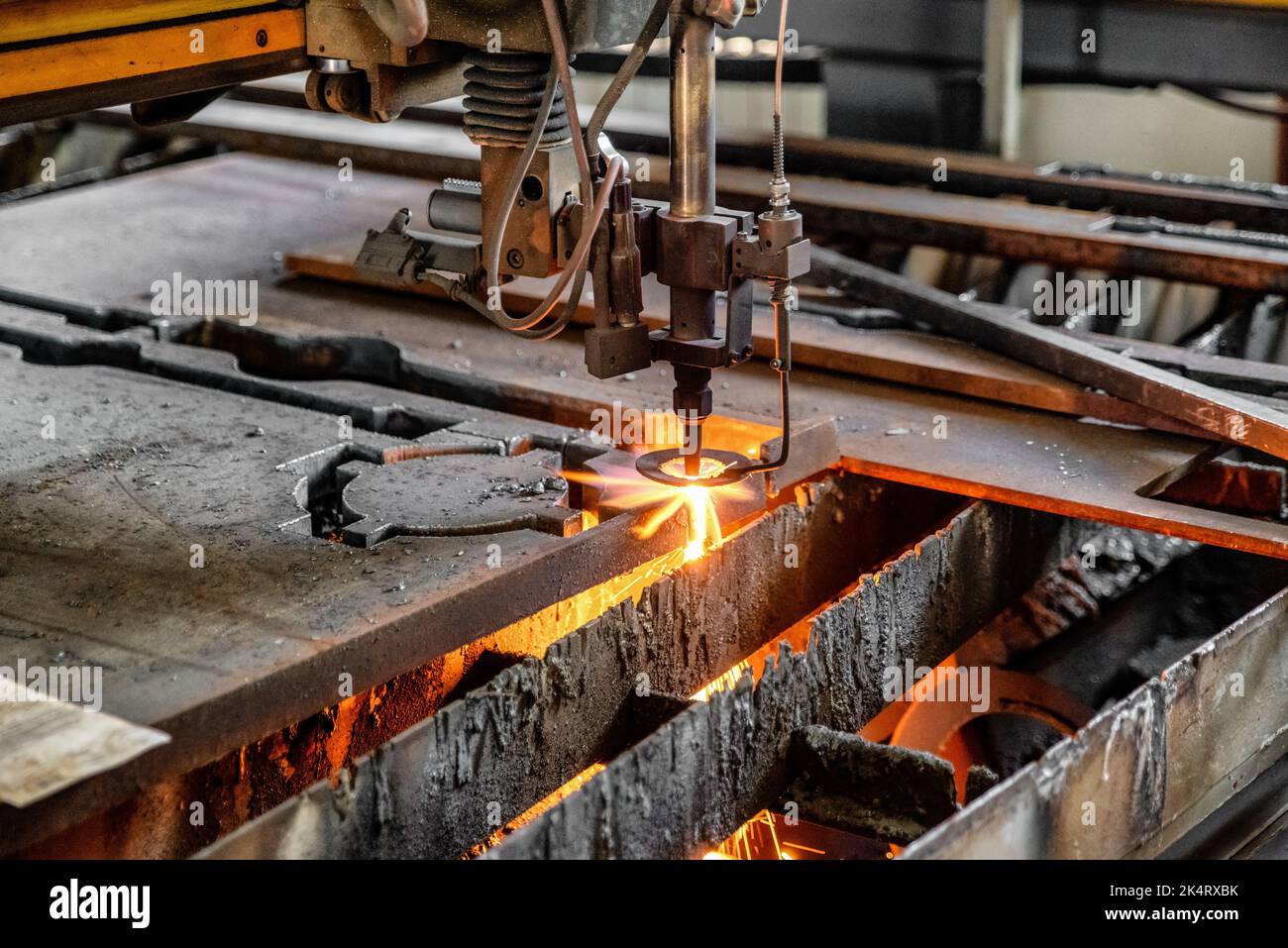 La torche à oxygène coupe la tôle d'acier. Machine de découpe au gaz CNC. Une brillante feuille d'étincelles de métal en fusion. Banque D'Images