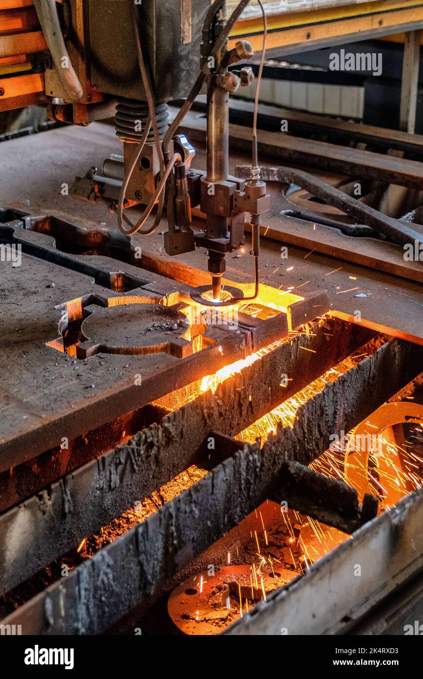 Machine CNC industrielle pour la découpe de plasma métallique. Étincelles et flammes. Banque D'Images