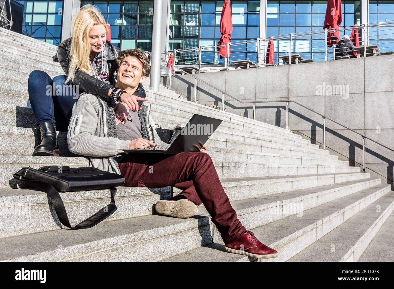 Hipster couple s'amuser en utilisant un ordinateur portable en ville le jour de l'hiver - concept de technologie avec les jeunes partageant le contenu de réseau social Banque D'Images