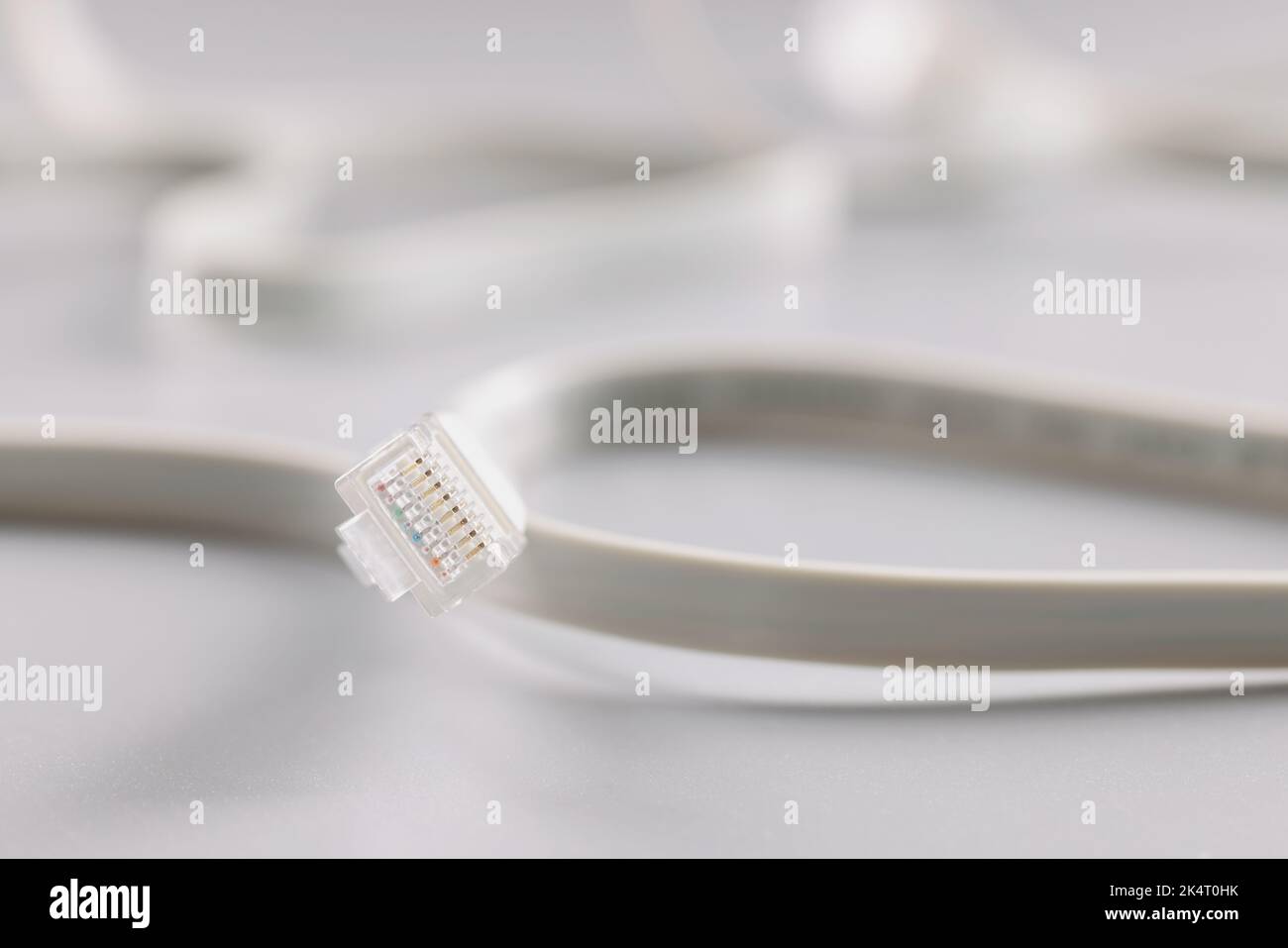 L'opérateur et le câble LAN Ethernet sur fond gris, wi-fi Banque D'Images