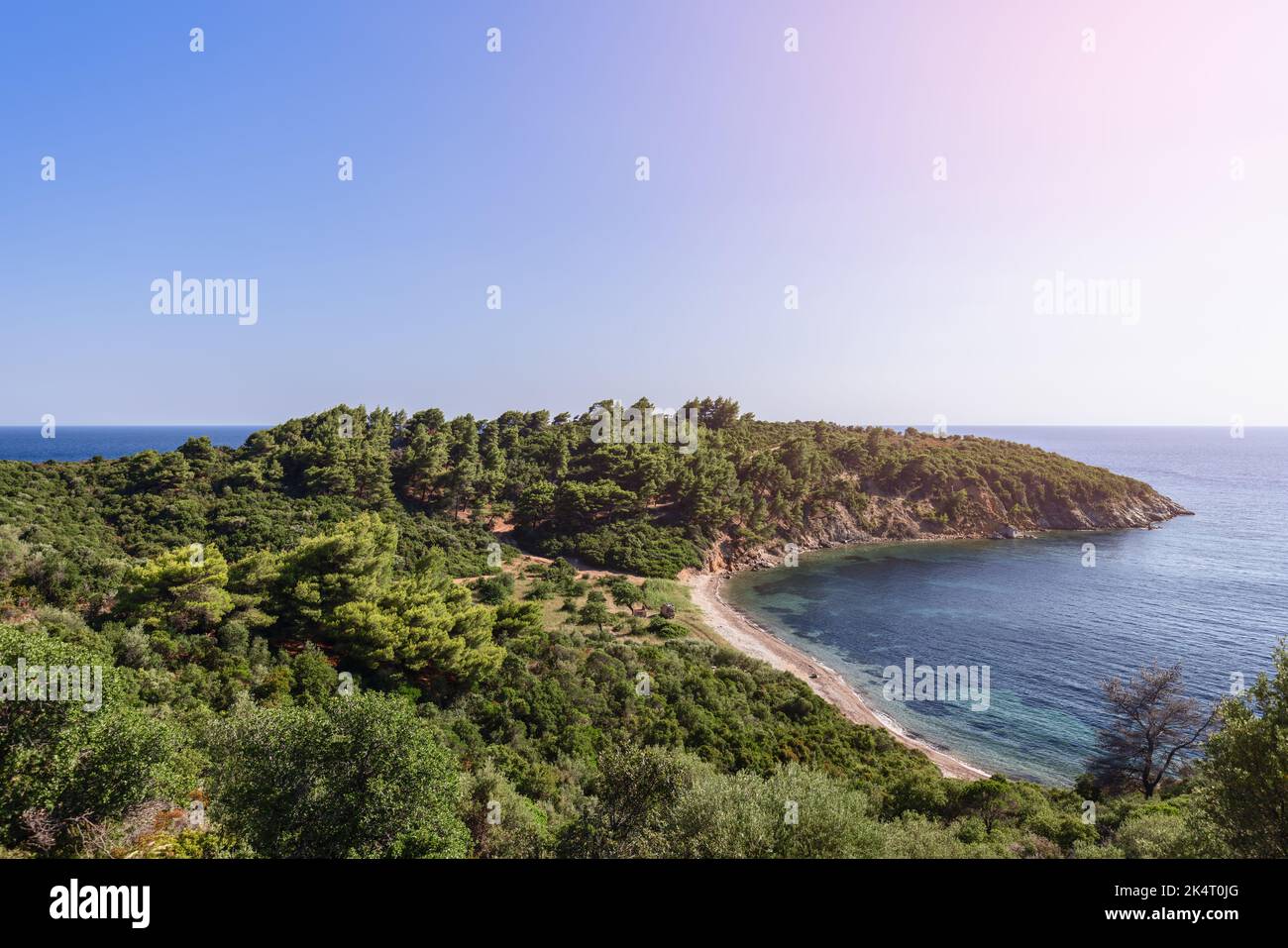 Vue panoramique sur le minuscule cap, qui fait partie de la péninsule de Sithonia, surcultivé avec une végétation dense incluant des arbres, avec une étroite plage de sable, Chalki Banque D'Images