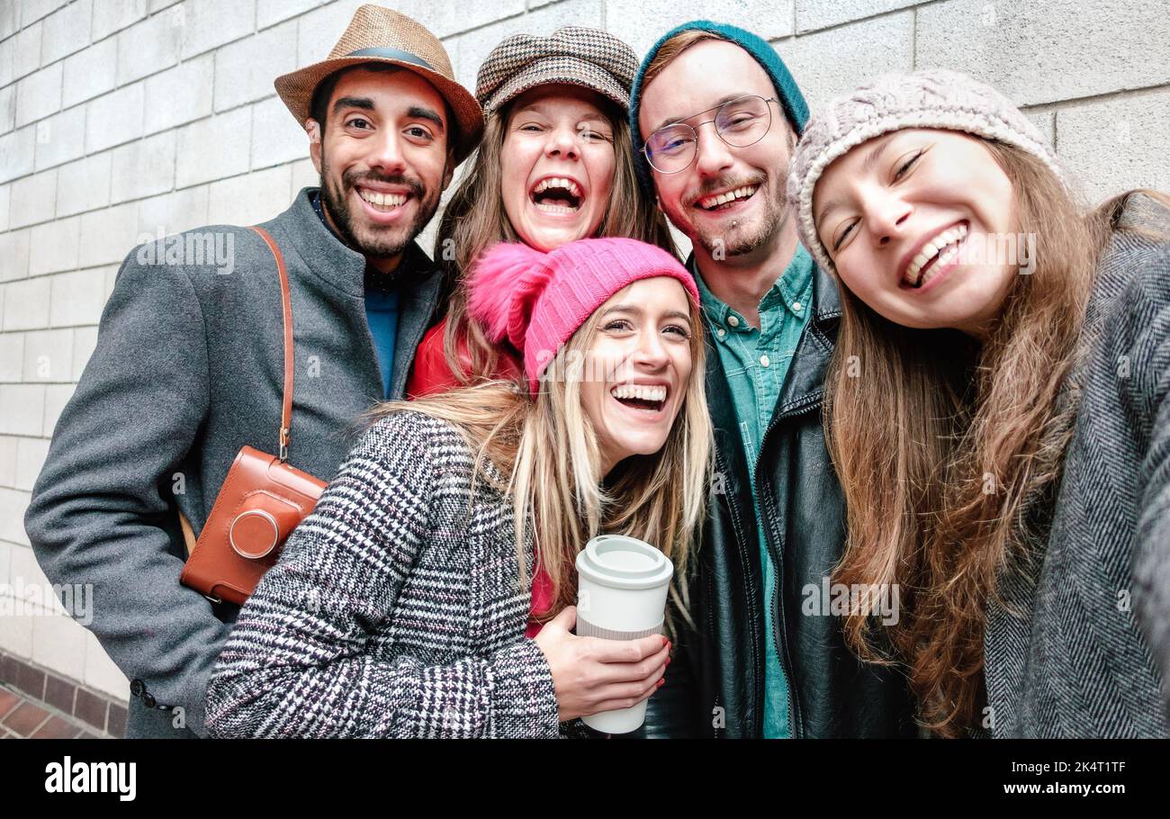Les meilleurs amis qui prennent le selfie sur des vêtements chauds de mode - concept de vie heureux avec les gens millenial s'amuser ensemble - la vie quotidienne de prochain generat Banque D'Images
