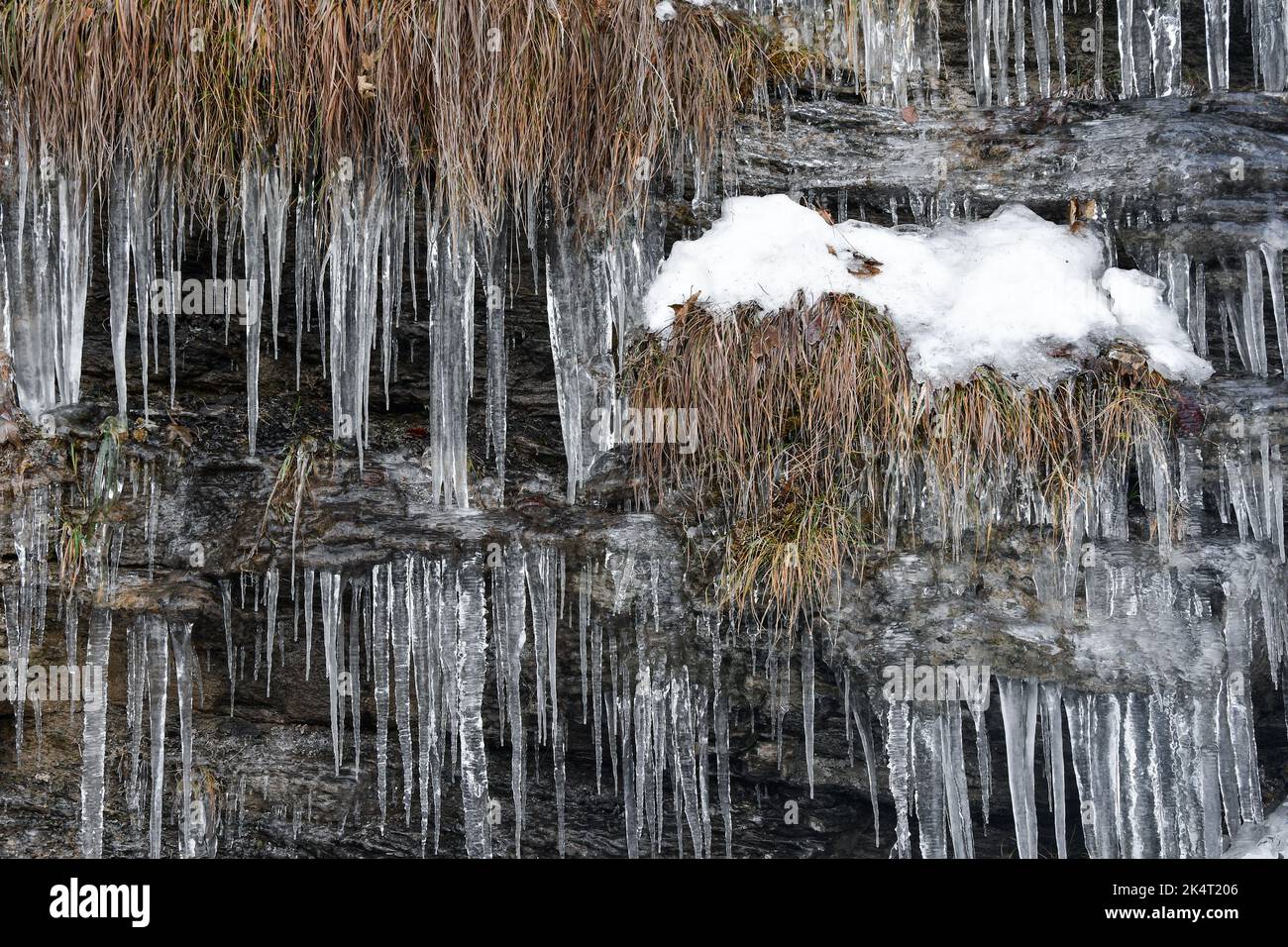 Glaces sur une montagne rocheuse pendant la saison d'hiver Banque D'Images