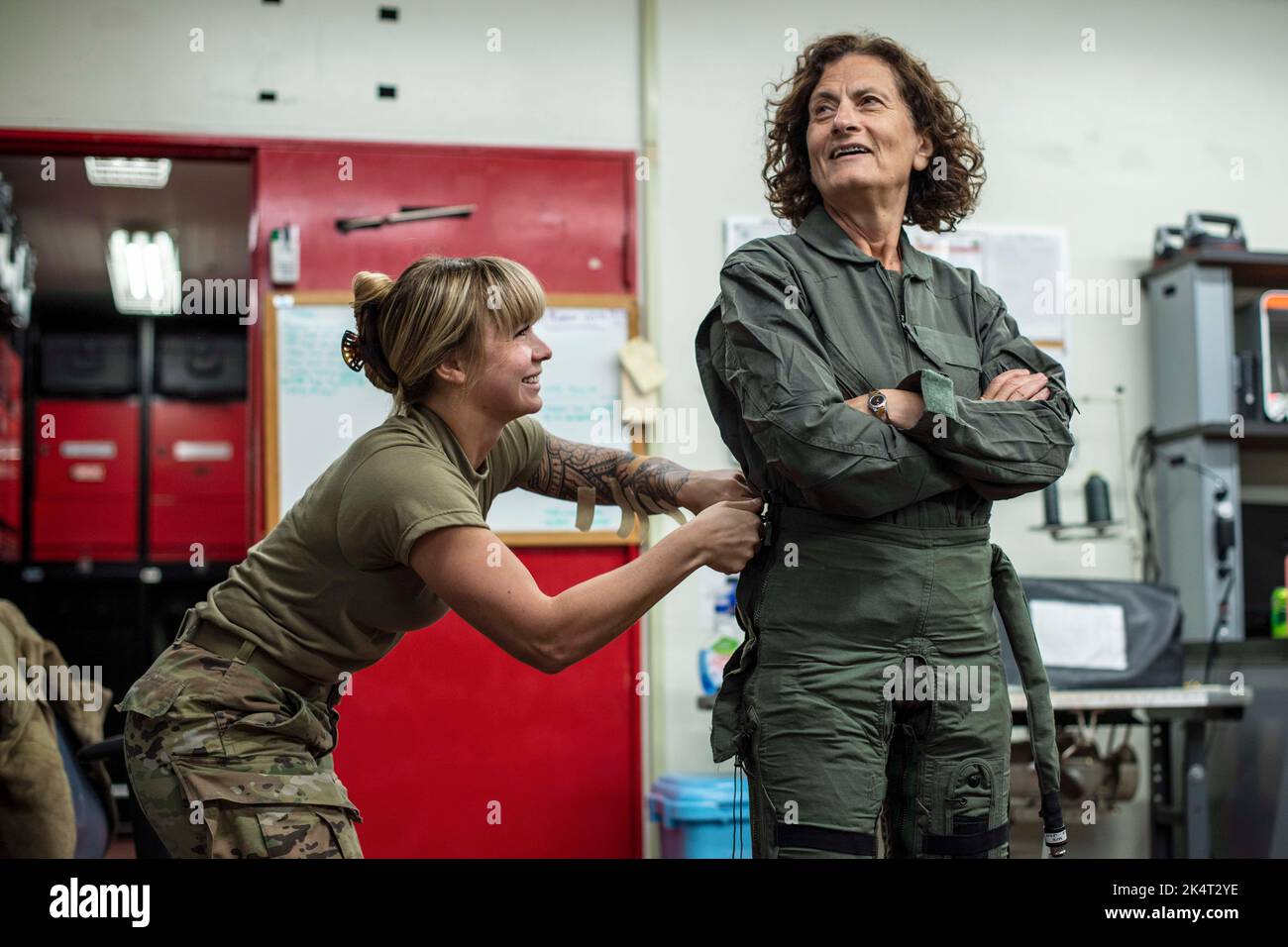 Base aérienne de Kadena, Okinawa, Japon. 26th septembre 2022. Le Dr Victoria Coleman, scientifique en chef de la Force aérienne, à droite, reçoit son costume de g-suit ajusté par Sarah Grabowski, aviateur principale, à gauche, 18th Escadron de soutien aux opérations, compagnon d'équipement de vol, à la base aérienne de Kadena, au Japon, le 26 septembre 2022. M. Coleman est conseiller scientifique en chef du secrétaire de la Force aérienne, chef d'état-major de la Force aérienne et chef des opérations spatiales, et il fournit des évaluations sur un large éventail de questions scientifiques et techniques touchant la mission du Ministère. (Credit image: © U.S. Air Force/ZUMA Press Wire Service/ZUMAP Banque D'Images