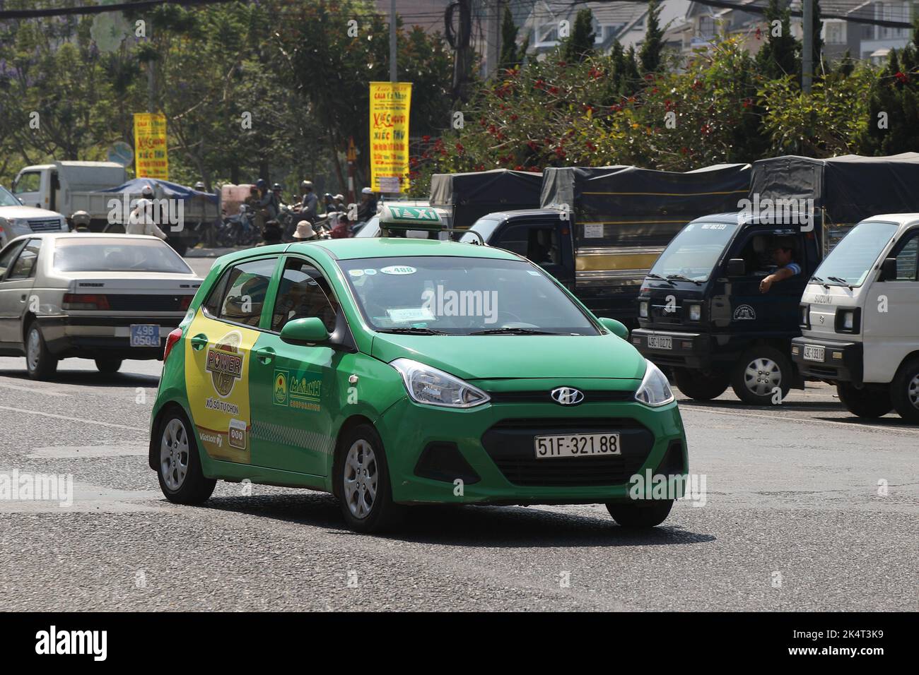 Vietnam Mai Linh taxi vert dans la rue de Vietnam Dalat Banque D'Images