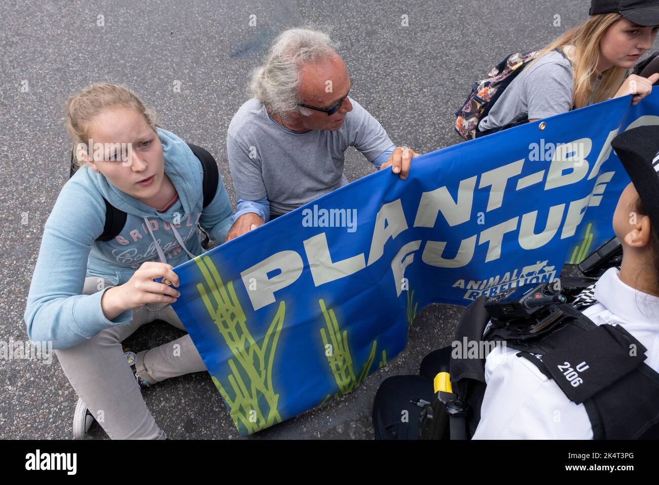 Les manifestants du groupe de la rébellion d'extinction Animal Rebellion ont bloqué une route à Westminster pour appeler à un avenir basé sur les plantes le 5th septembre 2022 à Londres, au Royaume-Uni. Extinction la rébellion est un groupe de changement climatique créé en 2018 et a gagné une énorme suite de personnes engagées dans des manifestations pacifiques. Ces manifestations soulignent que le gouvernement ne fait pas assez pour éviter un changement climatique catastrophique et pour exiger que le gouvernement prenne des mesures radicales pour sauver la planète. Banque D'Images